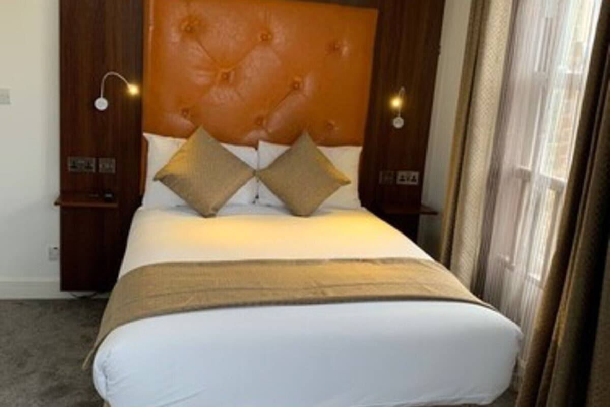 standard double room | desk, laptop workspace, iron/ironing board, free wifi