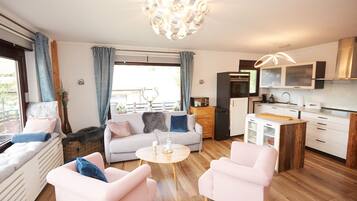 Smart-TV, Kamin, DVD-Player, Bücher