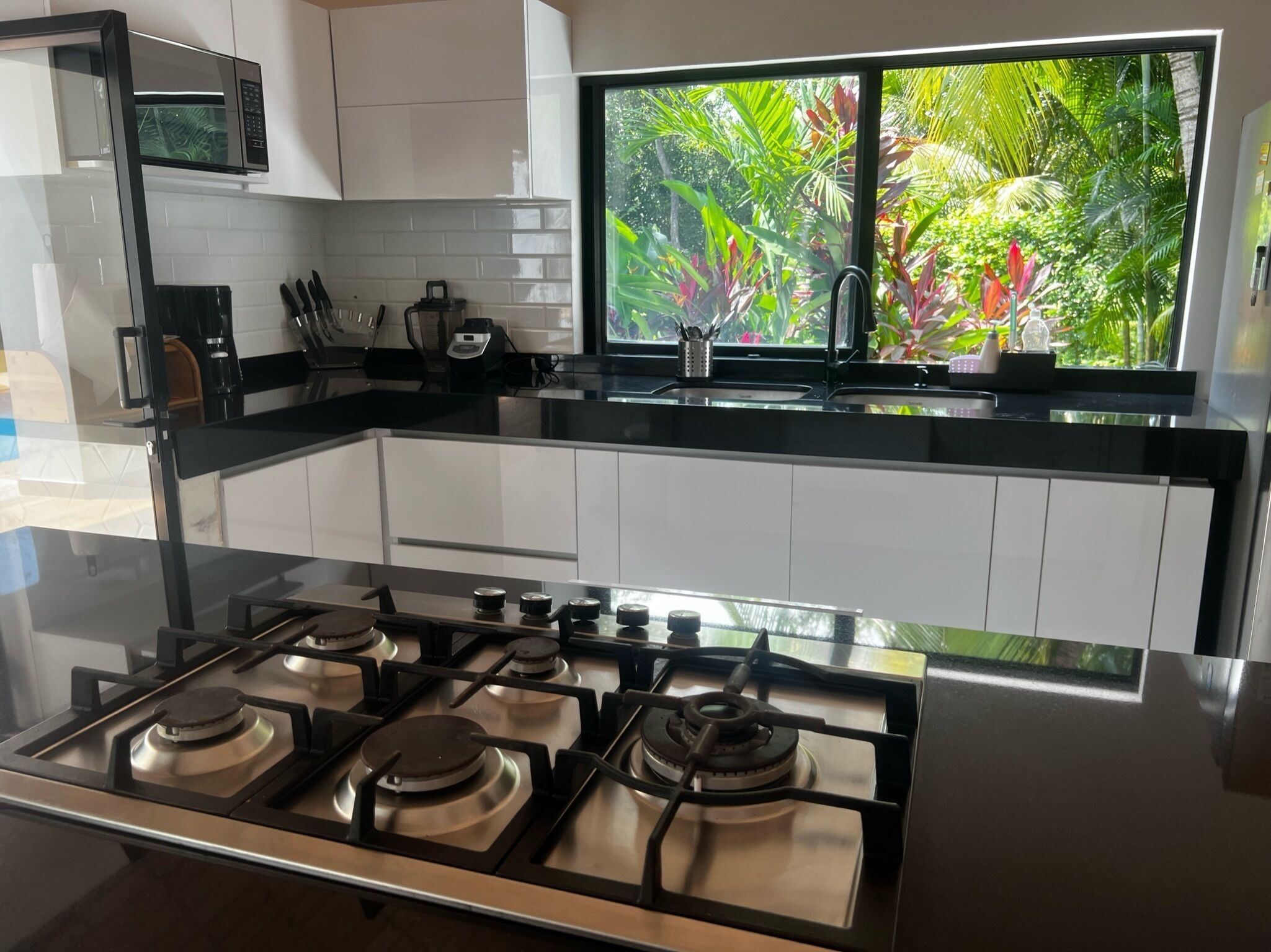 Jääkaappi, mikroaaltouuni, uuni, liesi