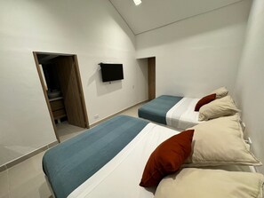 3 habitaciones, escritorio y tabla de planchar con plancha 