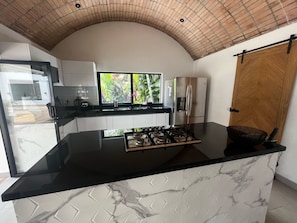 Fridge, microwave, oven, stovetop - A Luxurious Retreat for Unmatched Family Vacations (Cundinamarca)