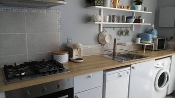 Geladeira, micro-ondas, fogĂŁo, cooktop