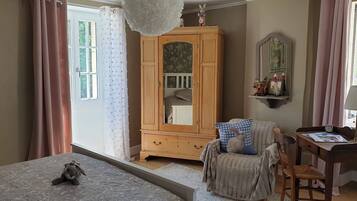 1 sovrum, skrivbord, strykjÀrn/strykbrÀda och resesÀng