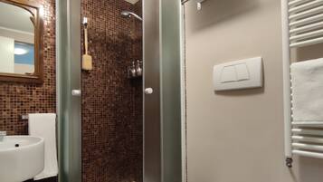 Dusche, Haartrockner, Bidet, Handtücher