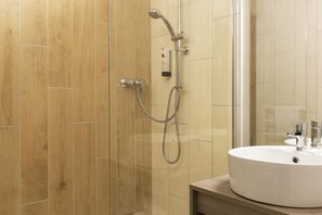 Regadera, amenidades de baño gratuitas, toallas 