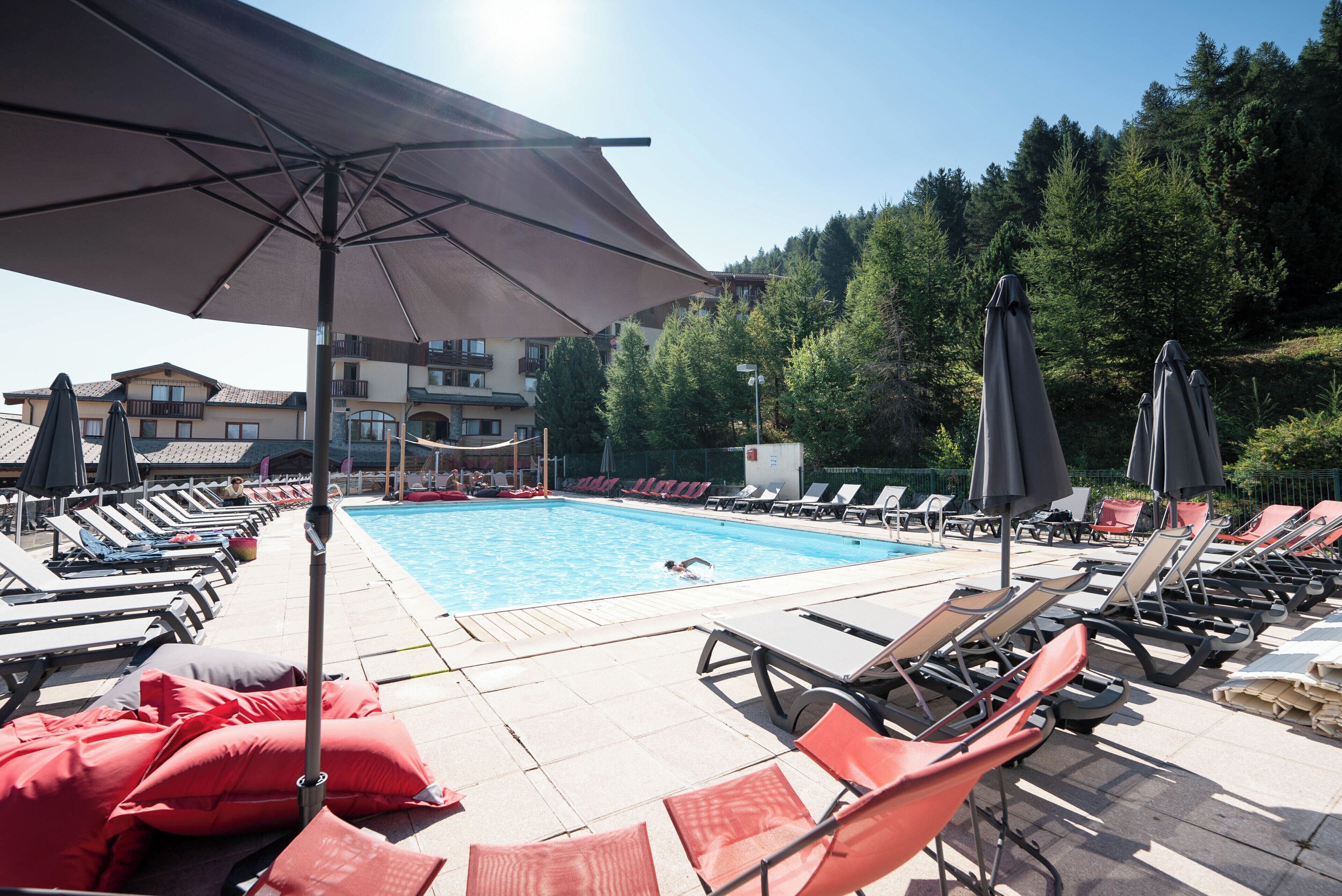 Una piscina al aire libre de temporada