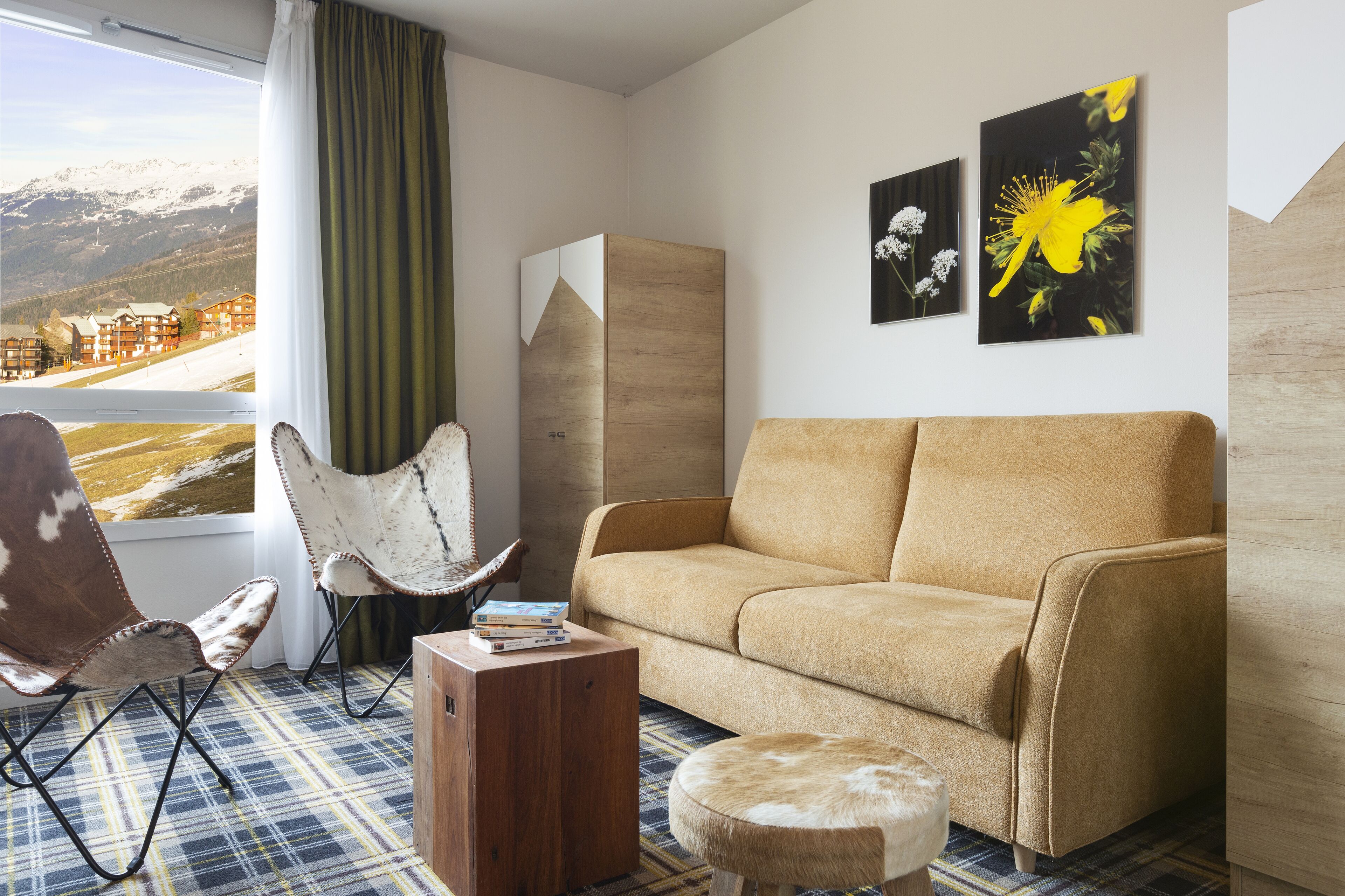 Desk, soundproofing, free cots/infant beds, free WiFi