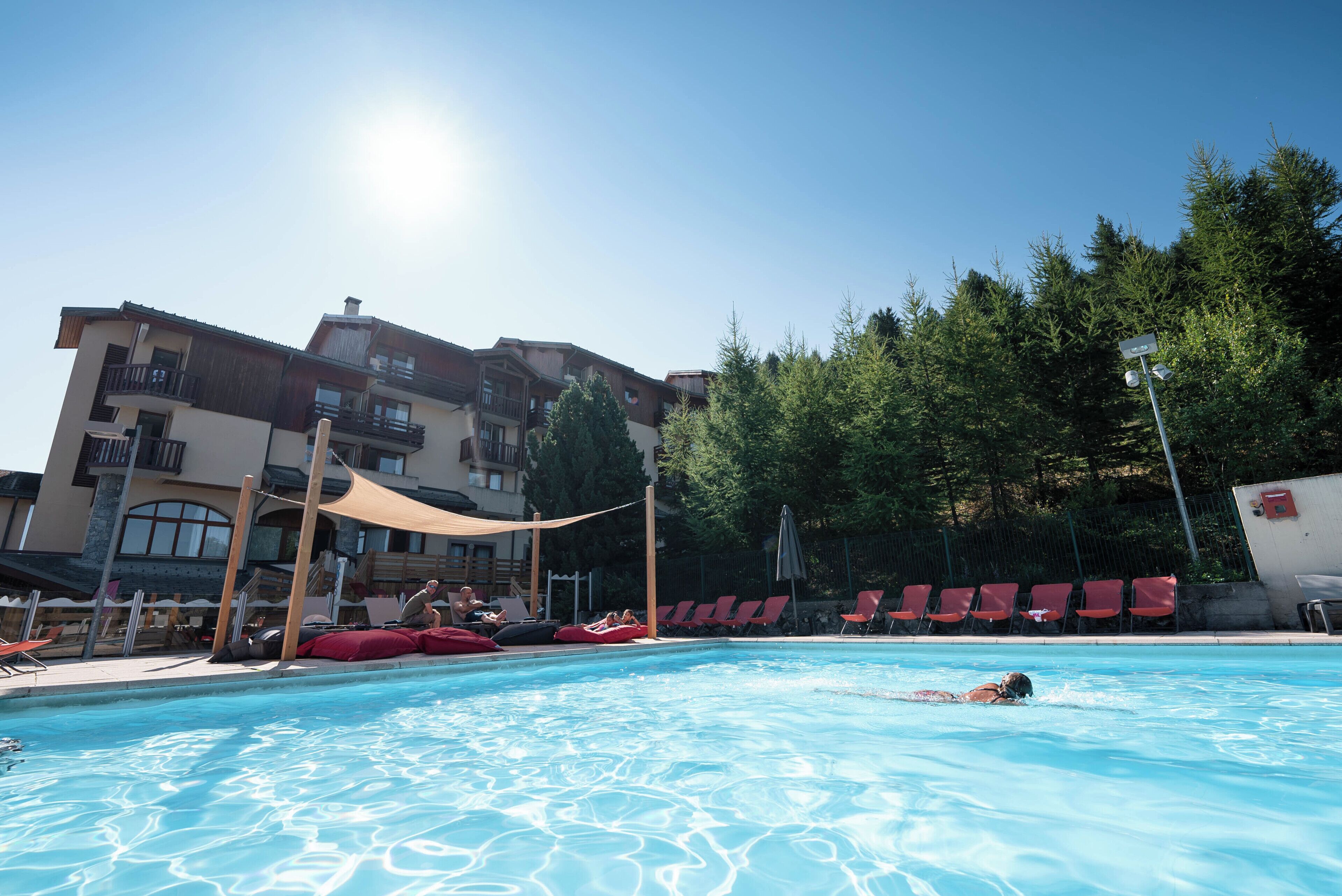 Una piscina al aire libre de temporada