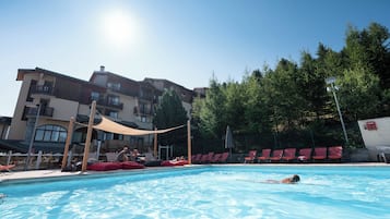 Una piscina al aire libre de temporada