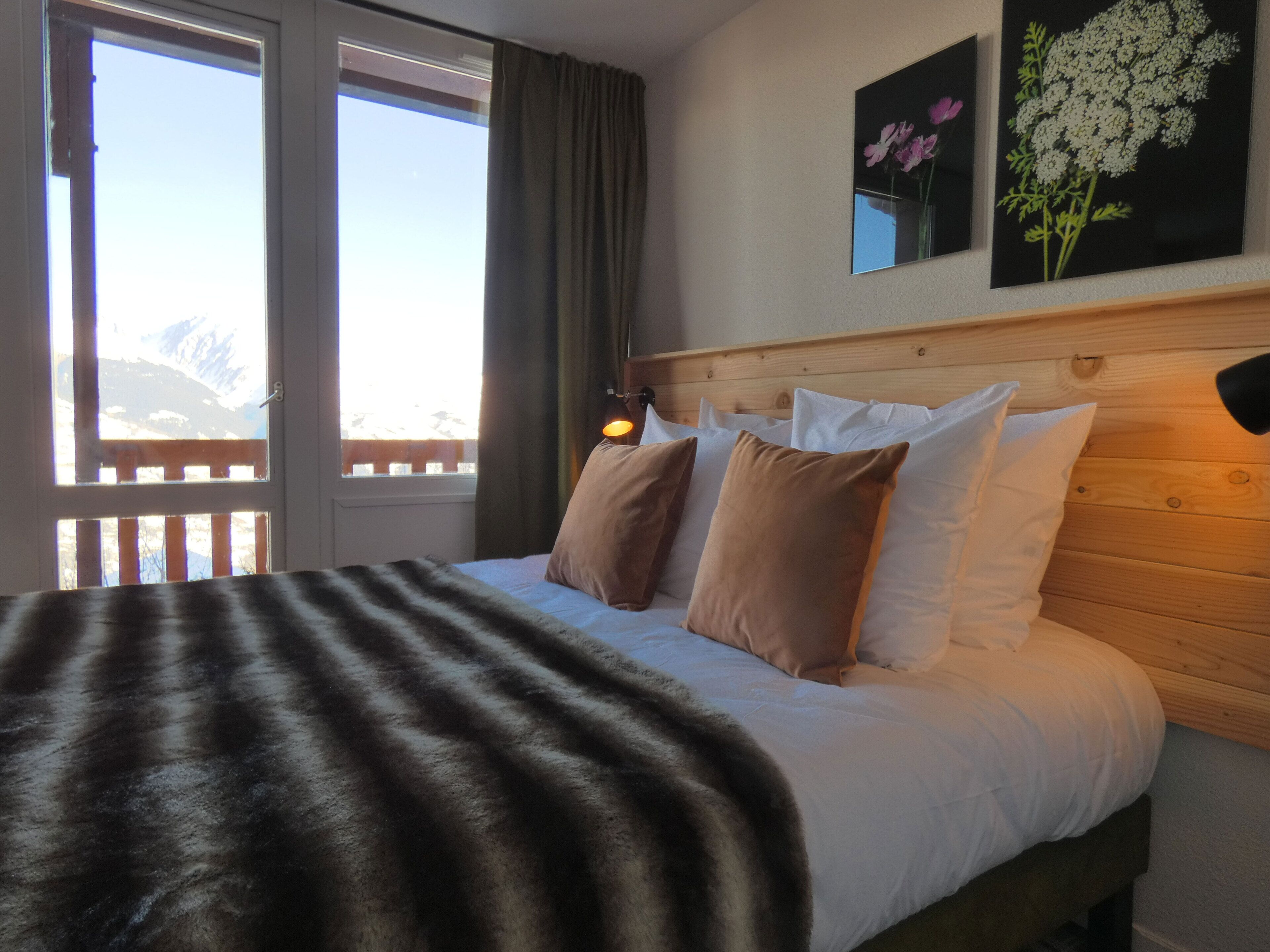 Quarto casal superior, sacada | Escrivaninha, quartos à prova de som, berços grátis, Wi-Fi de cortesia