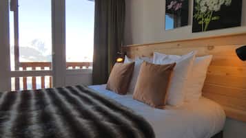 Quarto casal superior, sacada | Escrivaninha, quartos à prova de som, berços grátis, Wi-Fi de cortesia