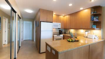 Refrigerador, microondas, horno y parrilla de estufa