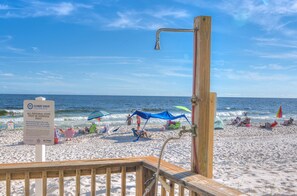 På stranden