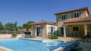 A two-story house with a swimming pool, outdoor furniture, and a patio area. - 4-Bedroom Villa • Secure Pool • Air Conditioning • Provence – Bollène (Bollène)
