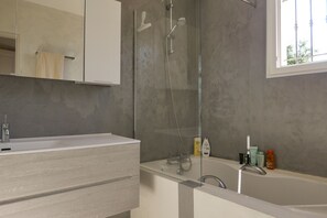 Bathtub, hair dryer - 4-Bedroom Villa • Secure Pool • Air Conditioning • Provence – Bollène (Bollène)