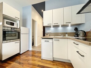 Kjøleskap, mikrobølgeovn, ovn og oppvaskmaskin