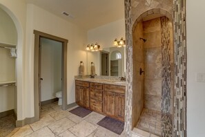 Combined shower/tub, jetted tub, towels