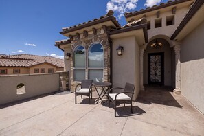 Outdoor dining - Executive Rental Home Near Golf Course (Moab)