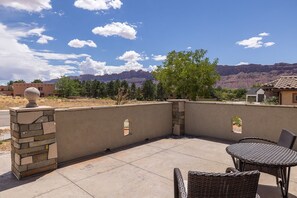 Outdoor dining - Executive Rental Home Near Golf Course (Moab)
