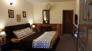 Deluxe Double Room | Iron/ironing board, free WiFi