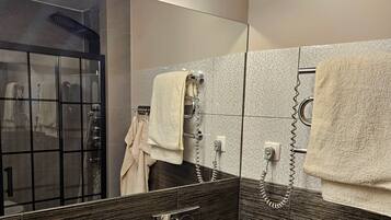 Een douche, een haardroger, handdoeken, zeep