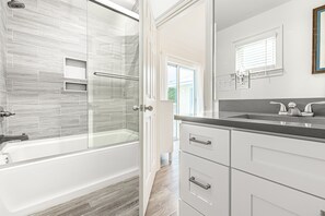 Combined shower/tub, hair dryer, towels