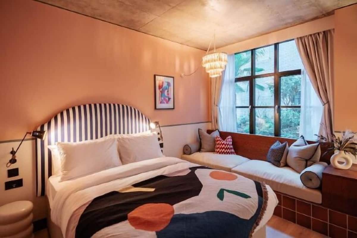 Premium bedding, memory-foam beds, in-room safe, laptop workspace