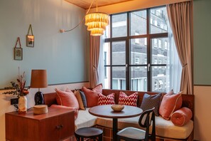 Premium bedding, memory-foam beds, in-room safe, individually decorated - room2 London Chiswick Hometel (London)