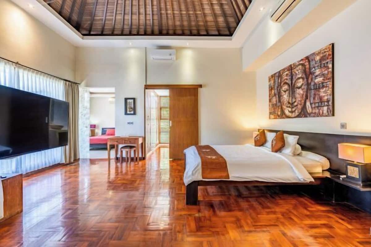 4 bedrooms, in-room safe, desk, laptop workspace