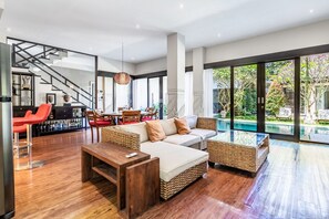 Televisión LCD 74 pulgadas con canales de televisión digitales