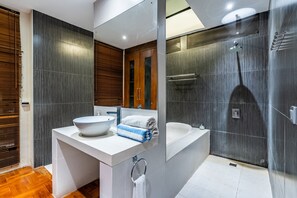 Separate bathtub and shower, hydromassage showerhead, hair dryer - Anedda Merta Sari Villa Sanur (Denpasar)