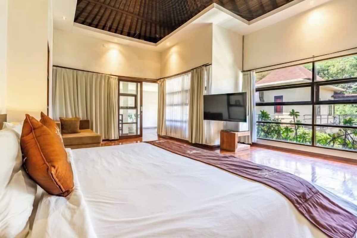 4 bedrooms, in-room safe, desk, laptop workspace
