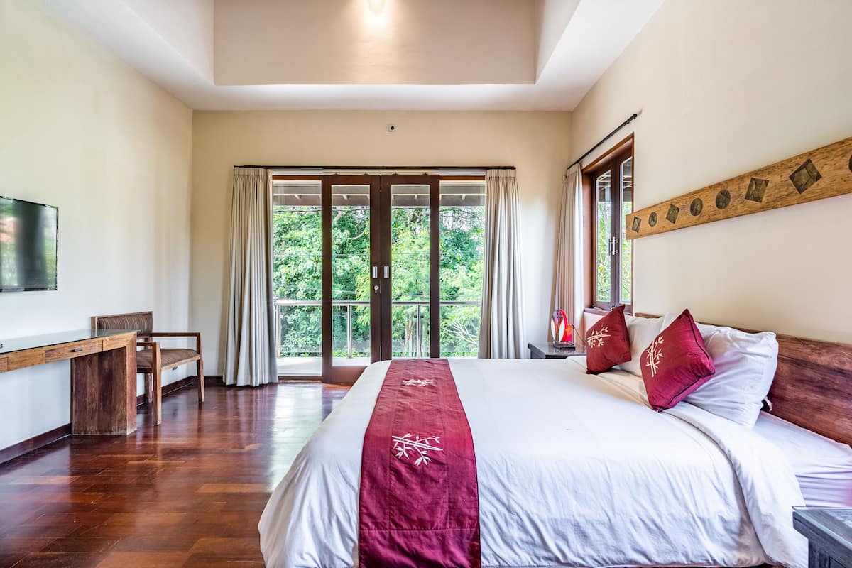 4 bedrooms, in-room safe, desk, laptop workspace