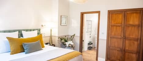 Habitación doble Deluxe | Ropa de cama de alta calidad y artículos del minibar gratis