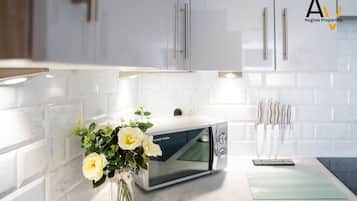 Een koelkast, een magnetron, een oven, een kookplaat