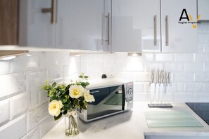 Kühlschrank, Mikrowelle, Ofen, Herdplatte