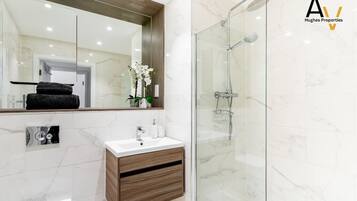 Een haardroger, handdoeken