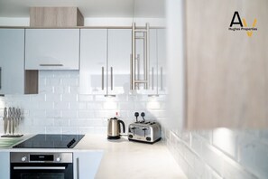 Fridge, microwave, oven, stovetop - Centrally Located 1-Bed Apt for Business & Fun (Milton Keynes)