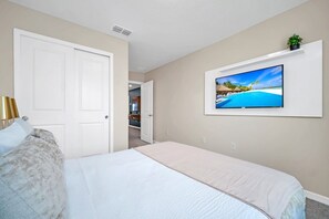 Relax and recharge: Experience tranquility in our inviting bedroom. - Elegant 5BR Townhouse w Pool near Disney (Davenport)