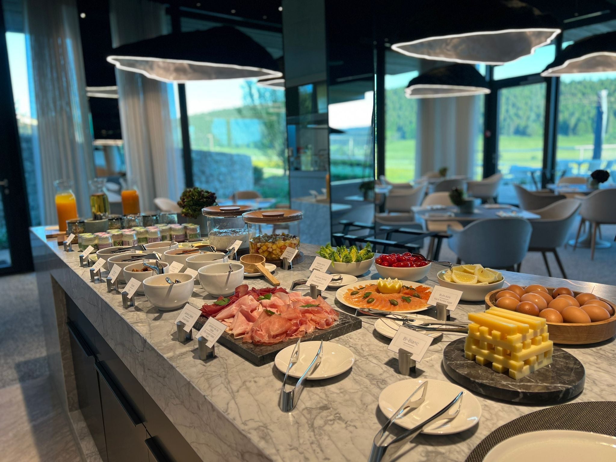 Tägliches Frühstücksbuffet gegen Gebühr