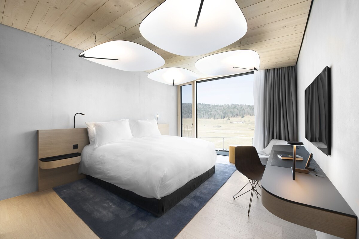 Premium bedding, minibar, in-room safe, desk