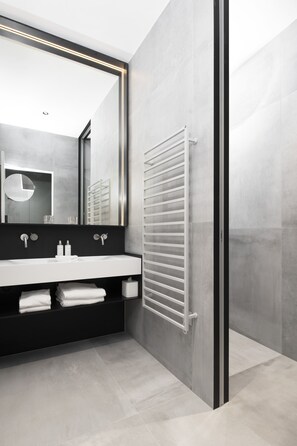 Luxe tweepersoonskamer, 1 kingsize bed | Badkamer |  milieuvriendelijk toiletgerief, een haardroger, badjassen, pantoffels