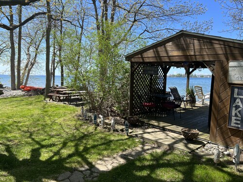 Gorgeous open floor plan cottage on the shore of Lake Ontario