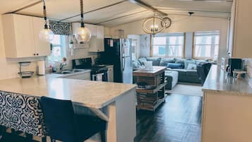 Réfrigérateur, micro-ondes, four, plaque de cuisson