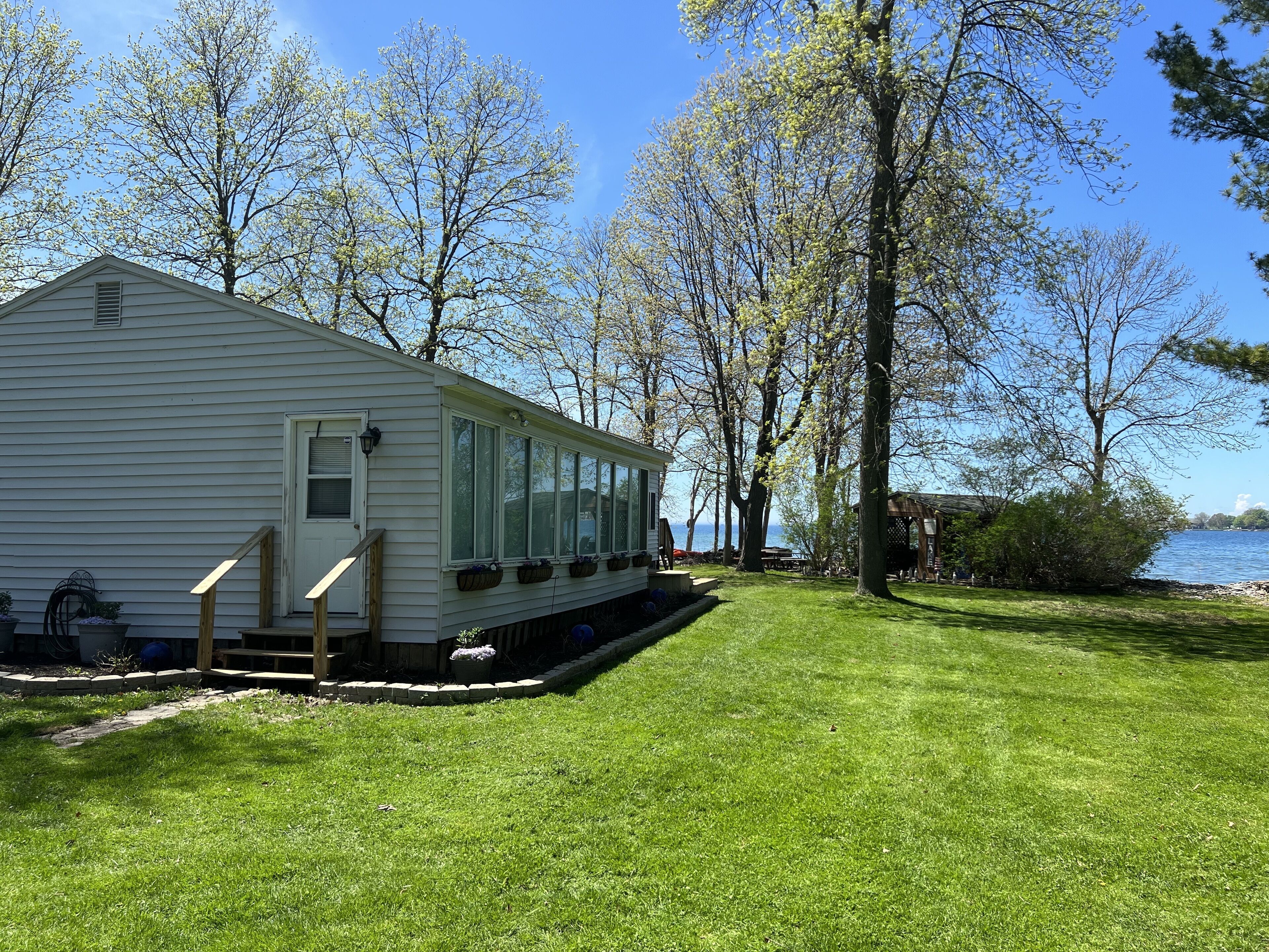 Gorgeous open floor plan cottage on the shore of Lake Ontario