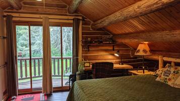 3 habitaciones, escritorio y tabla de planchar con plancha