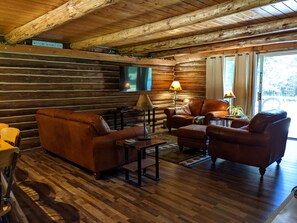 Smart TV, DVD player, books, video library - Private 3 BR 1.5 BA log cabin on 34 acres, driveway is 150' from ATV trail (Dunbar)