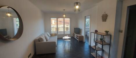 TV connectée, baby-foot, table de tennis de table, livres