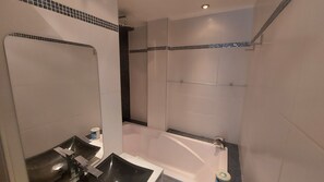 Baignoire, sèche-cheveux, serviettes fournies, papier toilette