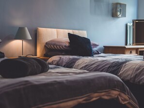 4 habitaciones, decoración personalizada, muebles diferentes y cunas 